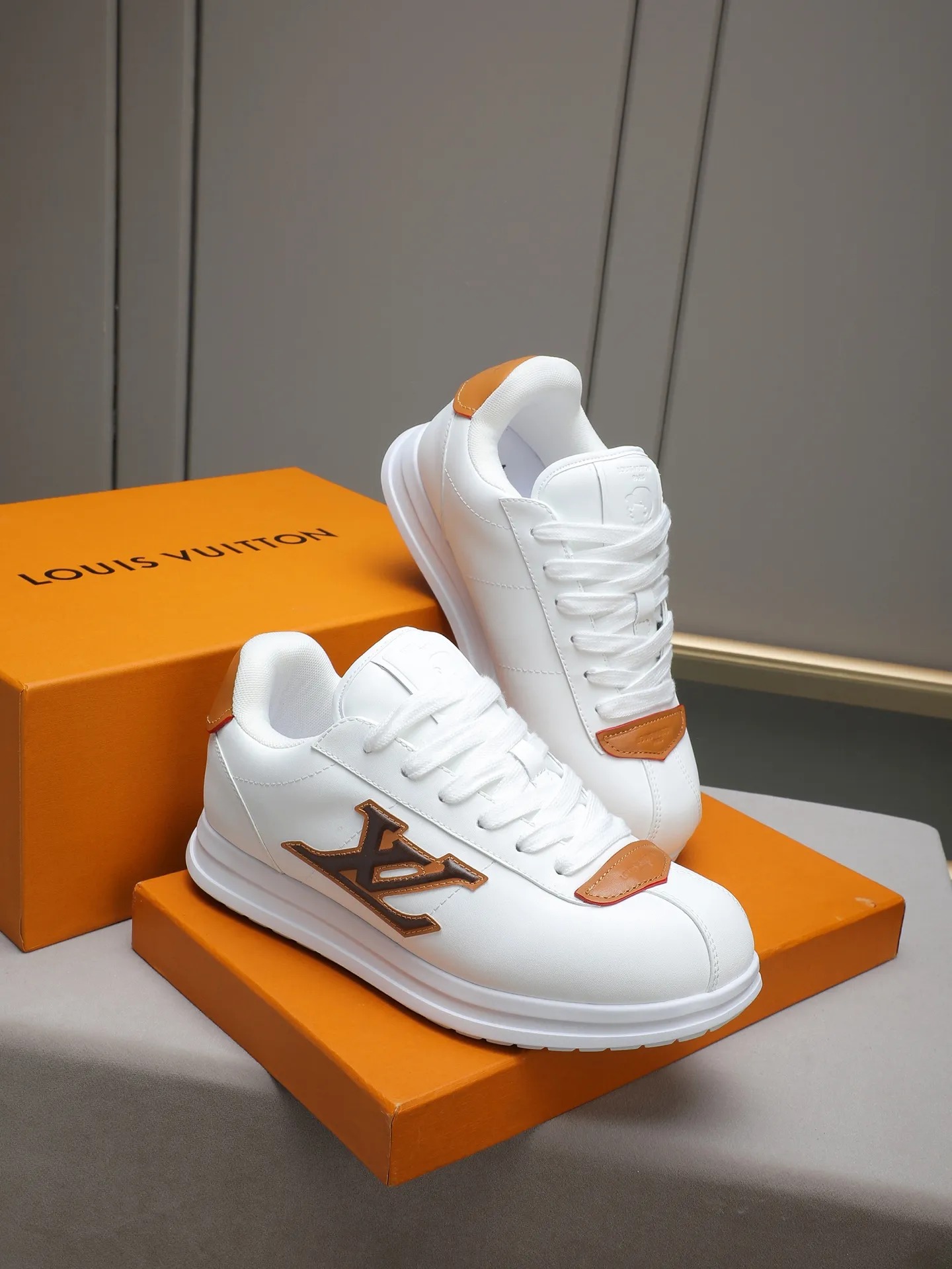 PP560 LV Louis Vuitton L Jialu Brand Runner Tatic Series Thick-soled Casual Sports Shoes Running Shoes Original purchase, development and production This LV Runner Tatic sports shoe combines technical materials such as mesh fabric and ribbons to interpret the inspiration of traditional mountaineering shoes. LV letters are written on one side, the lariat buckle of the quick lacing system is embellished with Monogram flowers and Louis Vuitton logos, and the light and wear-resistant rubber outsole completes the whole. ▪️Fabric: Original imported cowhide + mesh ▪️Inner lining: Original customized breathable mesh ▪️Sole: Original open-molded anti-slip rubber combination material ▪️Size: Men's 38-44 (customized for 45 and 46)